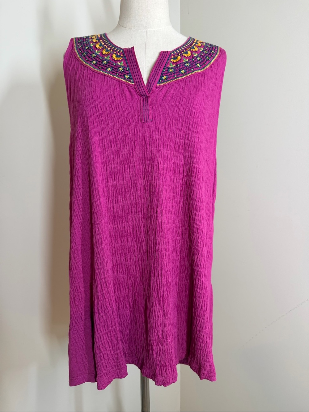 Anthro Akemi + Kin Women’s Vizela -SZ L- Fuchsia Embroidered Tank Top